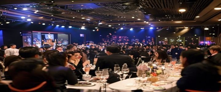 娱乐圈顶流明星在某高档会所的私下聚会现场被曝光，黑料不打烊独家获取现场照片，画面震惊全网